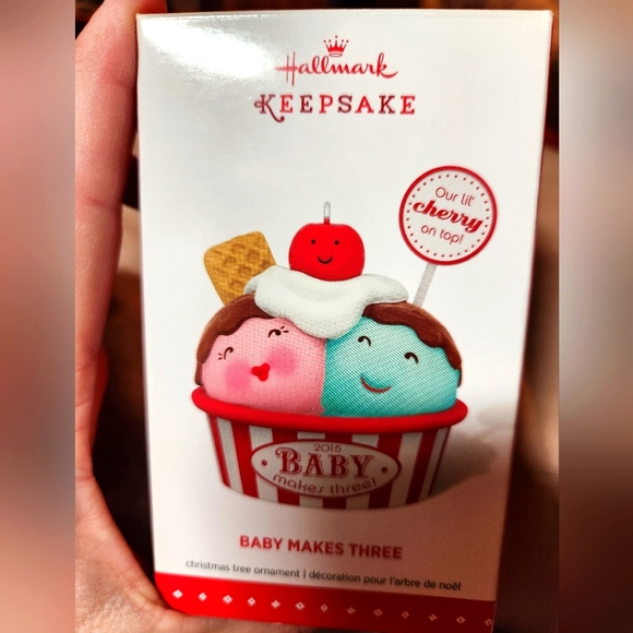 2015 Hallmark Keepsake Baby makes three ornament - Picture 1 of 5
